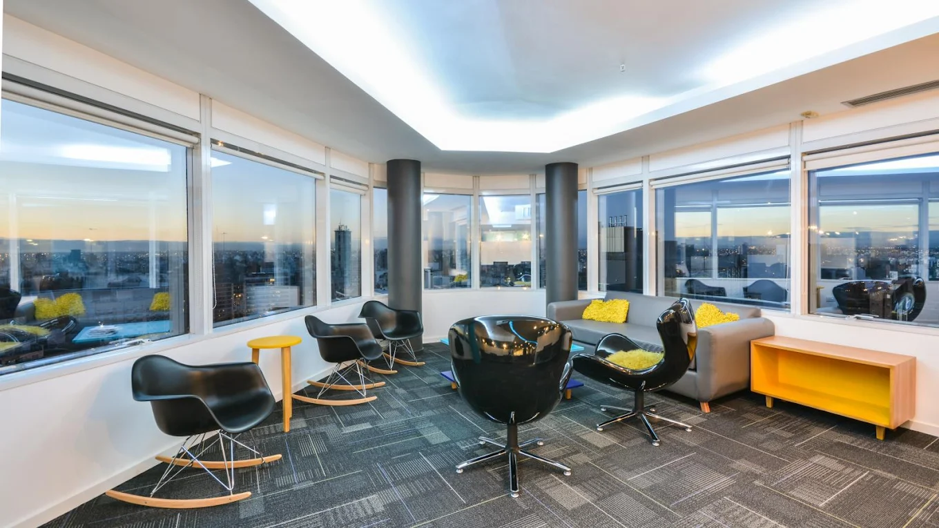 Espacio de coworking moderno en Córdoba con oficinas y salas de reunión