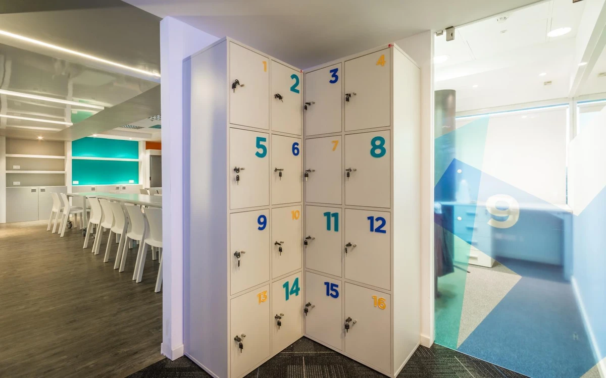 Oficina moderna con diseño contemporáneo